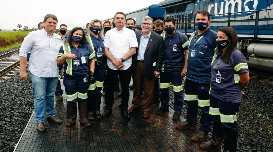 El presidente de Brasil, Jair Bolsonaro (centro),y el ministro de Infraestructura, Tarsício Gomez de Freitas, en un acto de impulso a los tramos Centro y Sur del Ferrocarril Norte-Sur de Brasil. ...