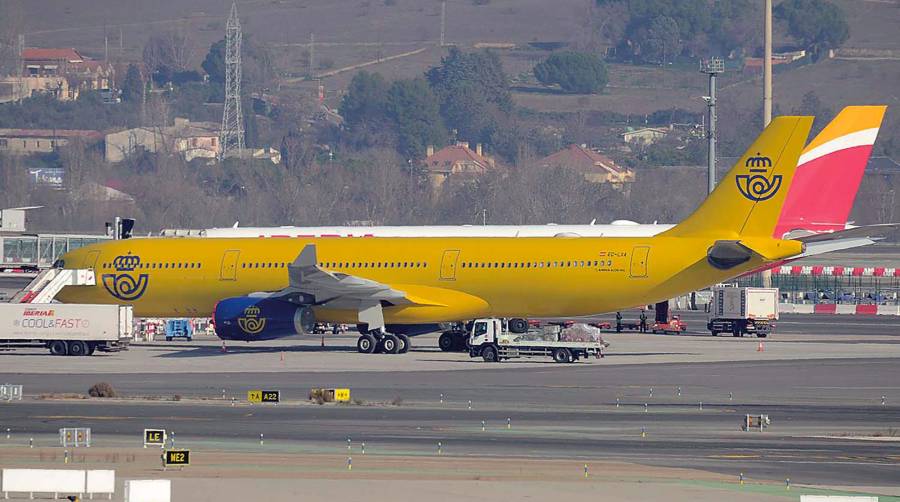 Detalle de uno de los nuevos aviones A-330 con los que va a operar Correos, aparcado en el Aeropuerto de Barajas.