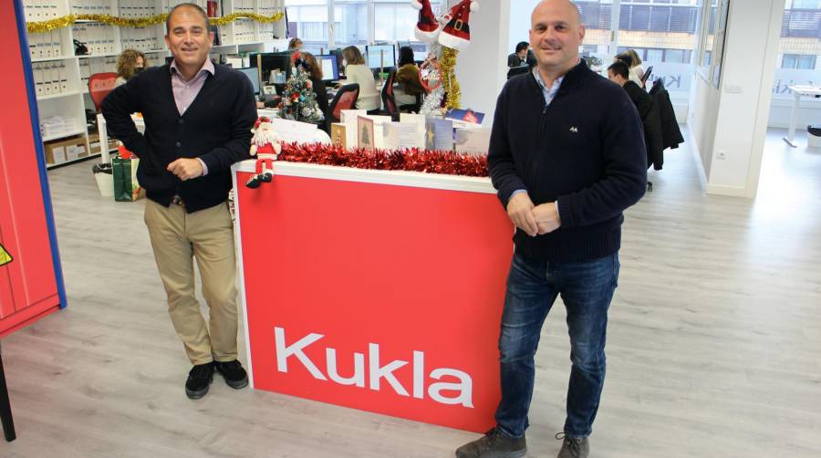 ﻿Álvaro Cabezón (derecha) y Borja López, en la oficina de Kukla España en Getxo, localidad próxima a Bilbao. Foto J.P.