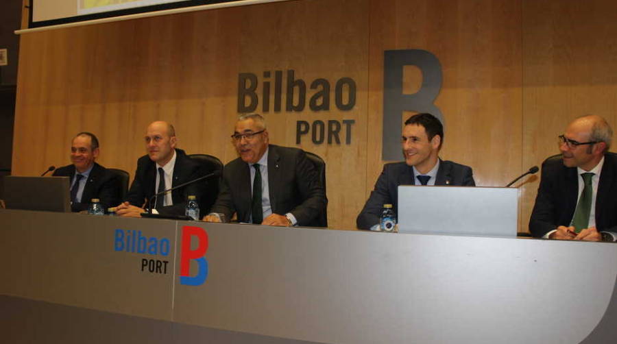 Desde la izquierda: Jon Loro&ntilde;o, tesorero de UniportBilbao; Asier Atutxa, vicepresidente; F. Jaber Bringas, presidente; Andima Ormaetxe, vicepresidente; y Asier Varona, secretario. Foto J.P. ￼