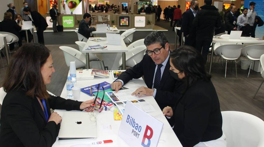 Cristina Ardeo, de la AP de Bilbao (izq,) y Roberto Bartolomé, de UniportBilbao, en el stand de la APB. Foto J.P.