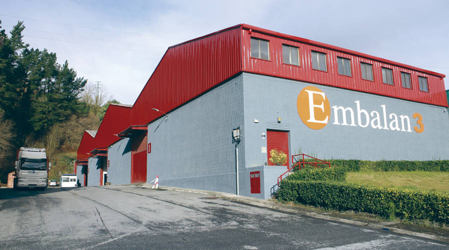 Exterior de las instalaciones de Embalan3 en Zaramillo (G&uuml;e&ntilde;es, Bizkaia) con 9.000 metros cuadrados cubiertos. Foto J.P.