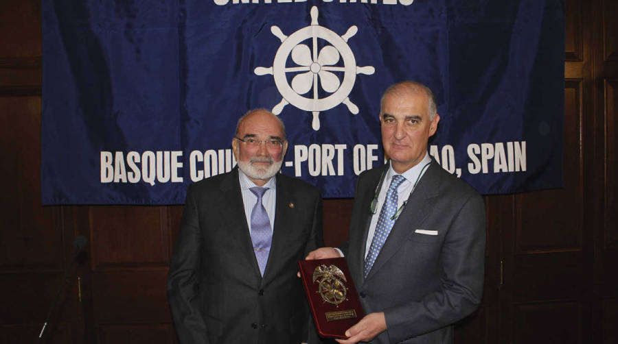 El presidente del Propeller Club del Pa&iacute;s Vasco-Port of Bilbao, Gerardo Tiedemann (izquierda.) entreg&oacute; una metopa al secretario del Tribunal Mar&iacute;timo Central, Joaqu&iacute;n Ruiz D&iacute;ez del Corral. Foto J.P.