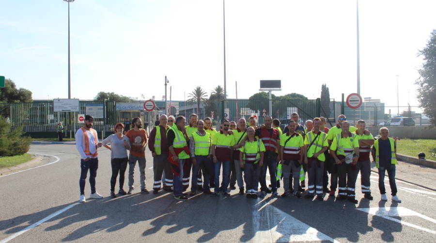 Los transportistas bloquean varias entradas del Puerto de Barcelona desde primera hora de la ma&ntilde;ana