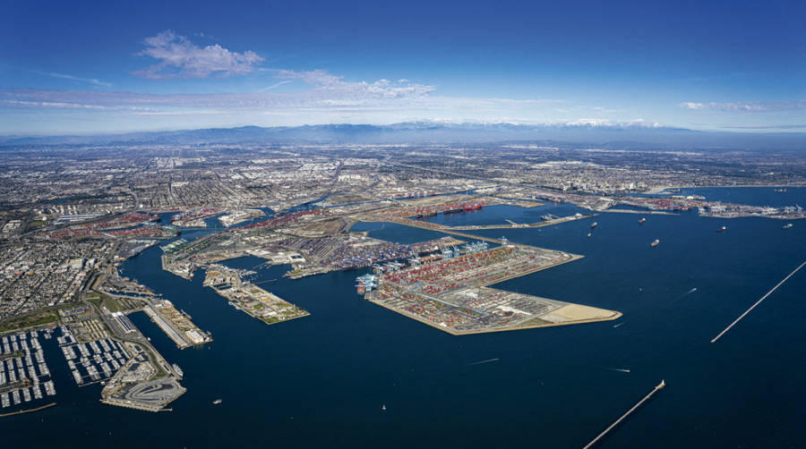 El complejo portuario Bah&iacute;a de San Pedro comprende los puertos de Los &Aacute;ngeles y Long Beach, primero y segundo del pa&iacute;s.