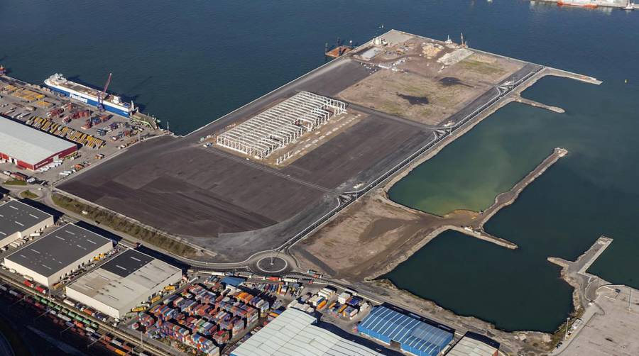 Vista reciente de la primera fase del Espigón Central de Puerto de Bilbao con la nave de Toro y Betolaza en construcción.