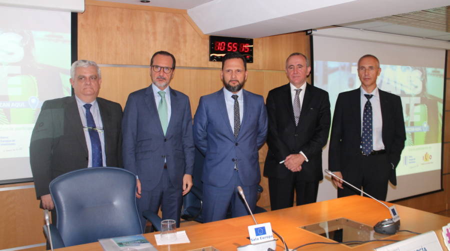 De izquierda a derecha, Pablo Escudero, director econ&oacute;mico de Metro de Madrid; Jes&uacute;s Sierra, director de Acciona Infraestructura; Francisco Aranda, presidente de UNO; Jos&eacute; Vizca&iacute;no, director Financiero de AENA; y Emilio Garc&iacute;a, director de Innovaci&oacute;n de Talgo. Foto M.J.