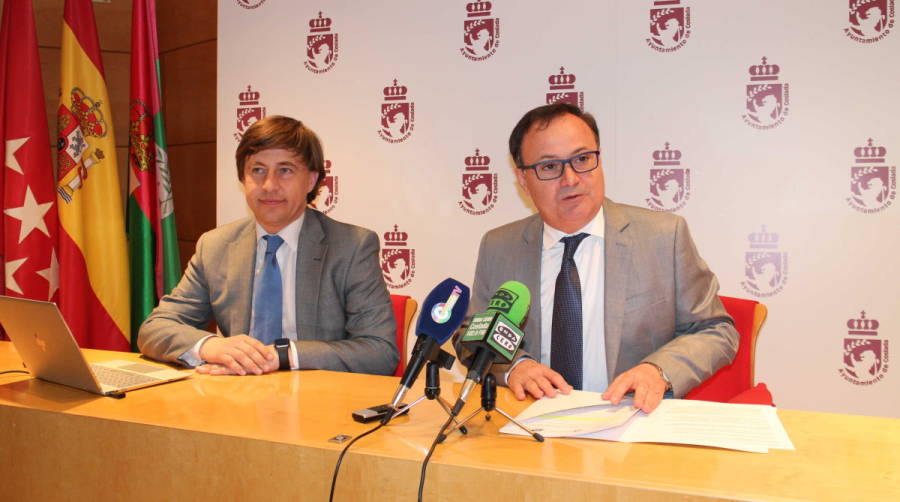 En la imagen, Ram&oacute;n Garc&iacute;a, director T&eacute;cnico del Centro Espa&ntilde;ol de Log&iacute;stica (izquierda), y &Aacute;ngel Viveros, alcalde de Coslada (derecha), el viernes durante la presentaci&oacute;n del Laboratorio. Foto M.J.