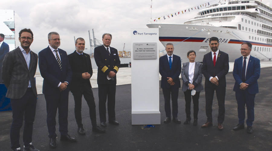 Pere Segura, alcalde de Vilaseca; Pau Ricom&agrave;, alcalde de Tarragona; Josep Maria Cruset, presidente del Port de Tarragona; Dvergastein Dac, capit&aacute;n del buque &ldquo;Europa&rdquo;; Francisco Toledo, presidente de Puertos del Estado; Teresa Cunillera, delegada del Gobierno en Catalunya; Jordi Puigner&oacute;, vicepresidente y conseller de Pol&iacute;ticas Digitales y Territorio de la Generalitat de Catalunya, y Josep Ribas, conseller de Movilidad del Gobierno de Baleares. Foto L.E.