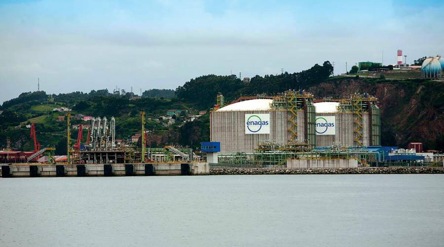 La planta ocupa unas 18 hectáreas en terrenos de la ampliación de El Musel, entre el Dique Torres y el Muelle Norte.