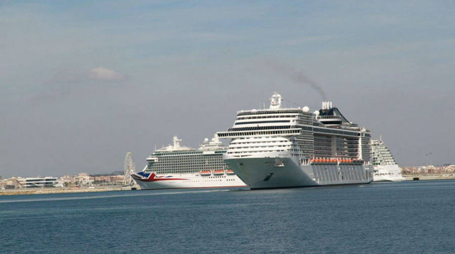 El &quot;Britannia&quot; llega a Valencia con m&aacute;s de 3.500 cruceristas