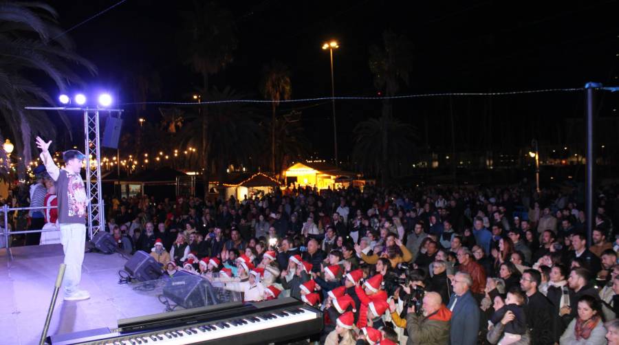 Cientos de personas se concentraron en el Moll de Fusta del Port Vell para contemplar el encendido de luces de Nadal al Port.