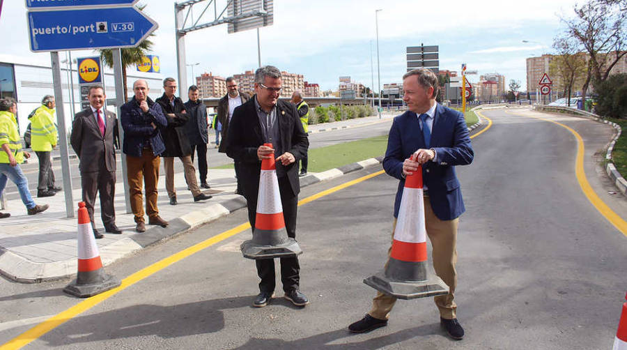 Juan Carlos Moragues, delegado del Gobierno en la Comunitat Valenciana, en la calzada lateral de la V-30 en Xirivella abierta al tr&aacute;fico el viernes.