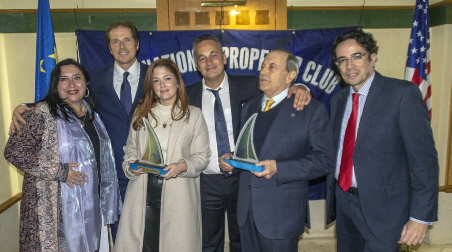 La asociaci&oacute;n de directivos portuarios concedi&oacute; sus segundos galardones a Roberto Echevarria Reyes, de la Agencia Mar&iacute;tima Echevarr&iacute;a, y Jos&eacute; Antonio Gasc&oacute; Moncada, director de la Terminal Mar&iacute;tima Guadalquivir.