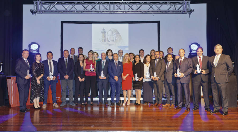 Imagen de los premiados en la edici&oacute;n de 2019 junto al entonces presidente de PortCastell&oacute;, Francisco Toledo. Foto: DP.