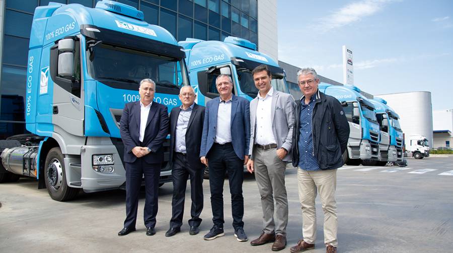 Carlos Garc&iacute;a, secretario general de la FVET; Jos&eacute; Manuel Rodr&iacute;guez, director de Transporte de Docks Logistics; Pascual Garc&iacute;a, director general de Docks Logistics Spain; Vicente Pascual, gerente de AupisaA y Ricardo Cunill, director de HAM, empresa proveedora de gas natural., el pasado viernes con las cuatro nuevas tractoras de Docks Foto Alba Prado.