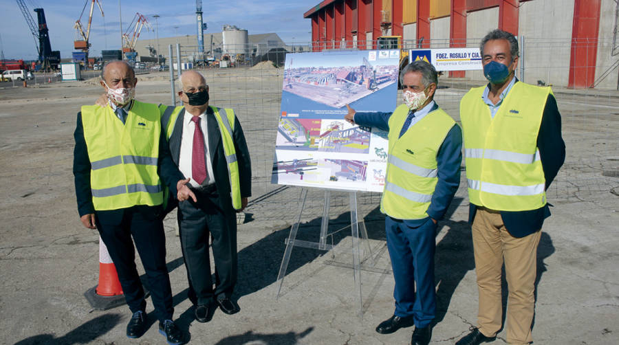 De izquierda a derecha, Javier L&oacute;pez Marcano, consejero de Industria, Turismo, Innovaci&oacute;n, Transporte y Comercio de Cantabria; Antonio G&oacute;mez, presidente de Cobasa (Grupo Gof); Miguel &Aacute;ngel Revilla, presidente de Cantabria; y Francisco Mart&iacute;n, presidente de la Autoridad Portuaria de Santander. Foto J.P.