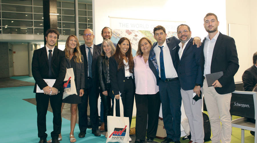 Desde la izquierda: Colomban O&rsquo;Neill, cargo flow manager; C&eacute;line Douvenou, reefer manager; Alberto Delfino, commercial manager Italia; Grabielle Delfino, commercial Italia; Luz Fuentes, trade manager EB Colombia; Amal Louis, African line; Eulalia Arana, directora de EVGE; Guillaume Vidil, director general; Carlos Totentino, comercial Rep&uacute;blica Dominicana; y Nicol&aacute;s Renaudin, reefer team, de Marfret. FOTO BC.