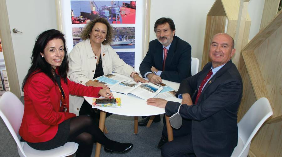 De izquierda a derecha, Hortensia Sánchez, departamento Comercial; Yolanda Muñoz, presidenta de la AP de Cartagena; Fernando Muñoz, director de Desarrollo; y Fermín Rol, director general. Foto J.P.