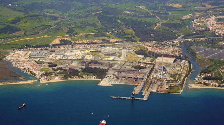 Imagen del Muelle de Acerinox, donde se opera chatarra para el proceso de fabricación de acero inoxidable.