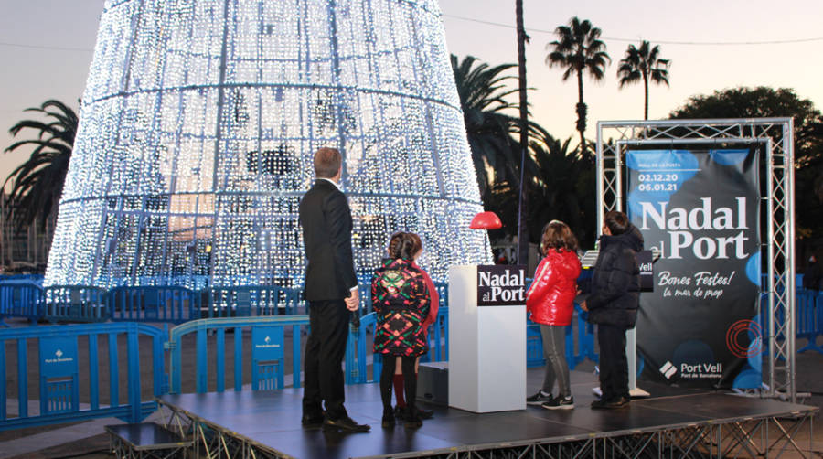 Cuatro ni&ntilde;as y ni&ntilde;os han sido los encargados de iluminar los diferentes motivos que forman parte de esta decoraci&oacute;n navide&ntilde;a. Foto A.Tejera.