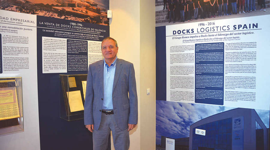 Pascual Garc&iacute;a, director general de Docks Logistics Spain, en las instalaciones de Riba-roja (Valencia) ante la exposici&oacute;n que detalla la historia del operador centenario. Foto Loli Dolz.