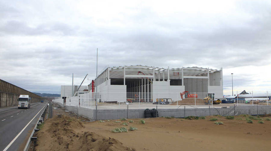 Imagen de ayer de la planta de Haizea Wind en el muelle AZ-2, donde ocupar&aacute; unos 48.000 metros cuadrados. Foto J.P.