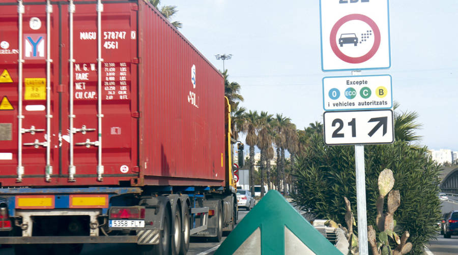 Los transportistas de Barcelona amenazan con movilizarse ante la imposibilidad de cumplir con la ZBE. Foto M. Guirao.