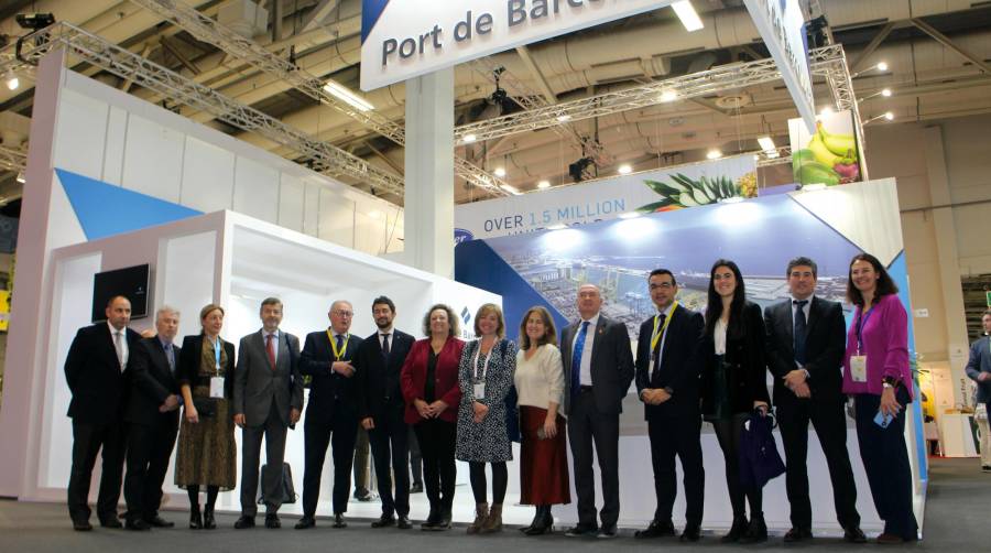 El Puerto de Barcelona, con su presidente, Damià Calvet, como anfitrión, ofreció un cóctel en su stand de Fruit Logistica al que acudieron representantes de varios puertos españoles, así como de la Embajada de España en Alemania. Foto J.P.