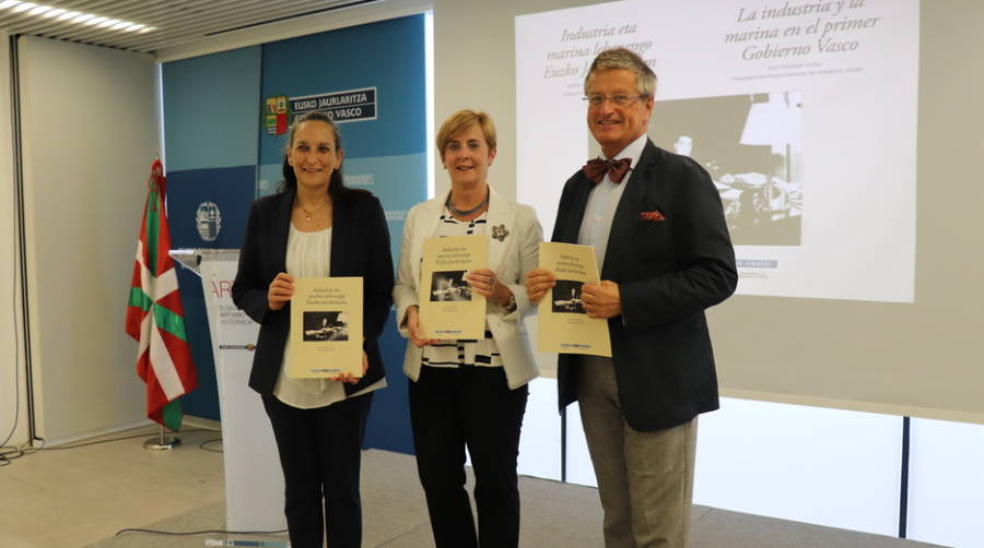 La consejera de Desarrollo Econ&oacute;mico e Infraestructuras del Gobierno Vasco, Arantxa Tapia (centro), con Mar&iacute;a Esther Solabarrieta, nieta de Santiago Aznar, y Borja Aginagalde, director del Archivo Hist&oacute;rico de Euskadi.