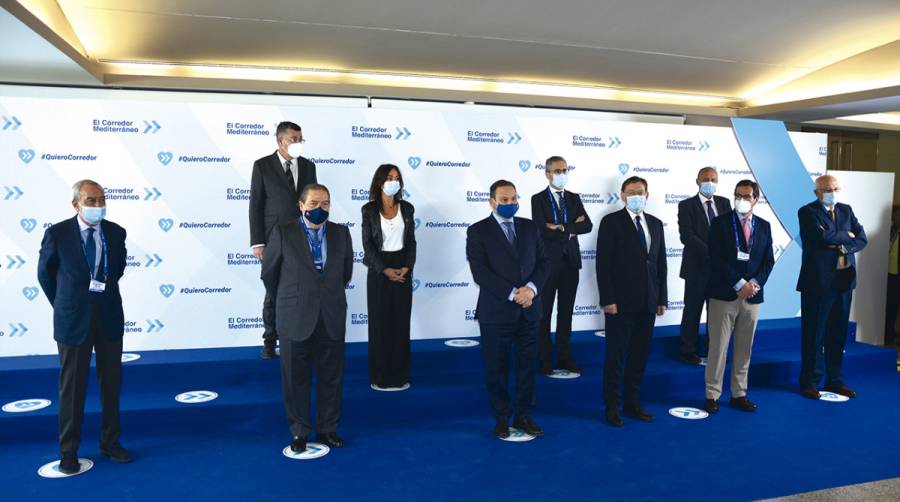 Vicente Boluda, presidente de AVE (segundo por la izquierda), Jos&eacute; Luis &Aacute;balos, ministro de Transportes, Movilidad y Agenda Urbana (tercero por la izquierda) y Ximo Puig, presidente de la Generalitat Valenciana (tercero por la derecha), junto al resto de representantes institucionales y empresariales que acudieron ayer al acto a favor del Corredor Mediterr&aacute;neo. Foto: Ra&uacute;l T&aacute;rrega.