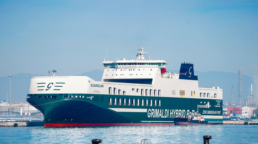 El “Eco Barcelona” escala por primera vez en el Port de Tarragona