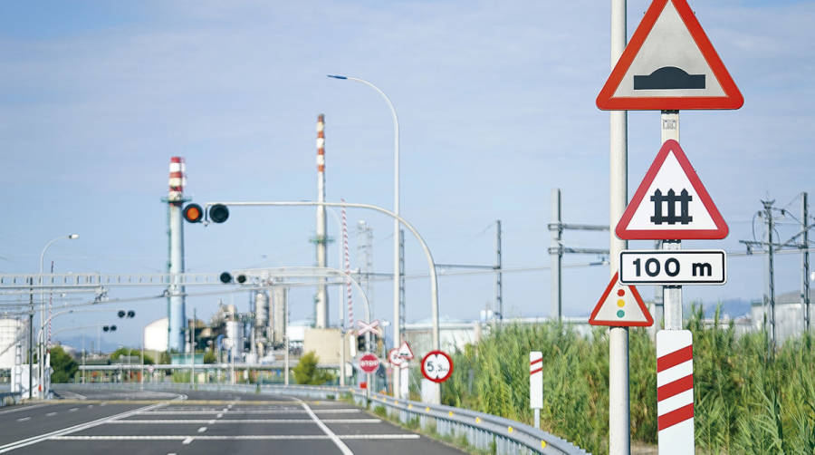 El Port de Tarragona mejora la seguridad vial y ferroviaria interna con nuevas se&ntilde;alizaciones.