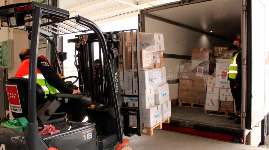 La ola solidaria de donación de material humanitario surgida en la Comunidad de Madrid con Ucrania se canaliza a través del almacén logístico del Hospital Isabel Zendal. Foto B.C.