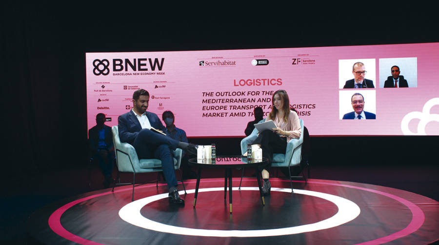 Karim Palmieri, de Fieldstone Private Capital Group, y Anna Escoda, del &aacute;rea de Proyectos y Cooperaci&oacute;n Internacional de la Asociaci&oacute;n de C&aacute;maras de Comercio e Industria del Mediterr&aacute;neo (ASCAME), en el plat&oacute; de BNEW Logistics junto con Josep Maria Cruset, presidente de la Autoridad Portuaria de Tarragona; Rachid Houari, director de Tanger Med Port, y Ahmed Darwish, asesor y ex presidente de la Zona Econ&oacute;mica del Canal de Suez, que se conectaron online. Foto L. Escrihuela.