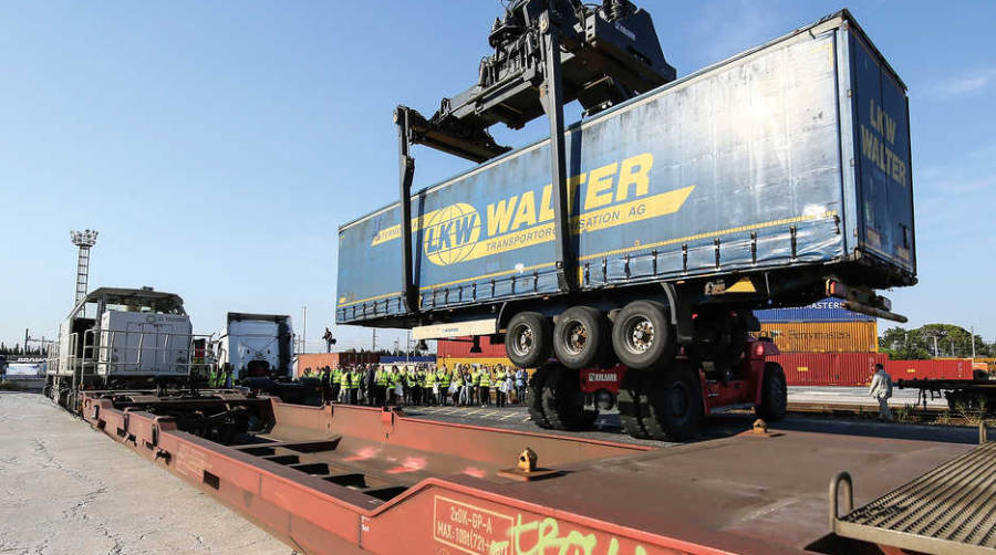 El tren mixto tiene la particularidad de que puede cargar tanto semirremolques de tipo P400 como UTIs.