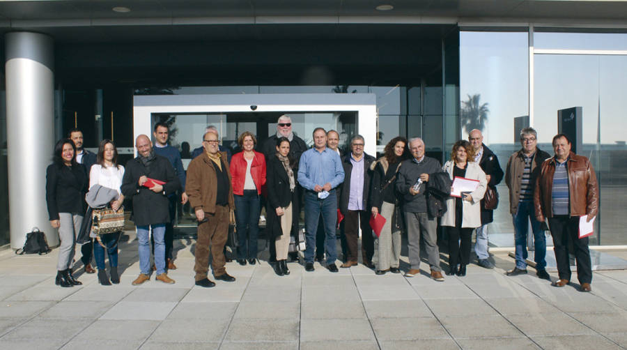 Socios de la Asociaci&oacute;n de Transportistas Empresarios de Contenedores (ATEC), a la salida de la asamblea celebrada ayer. Foto A. Tejera.