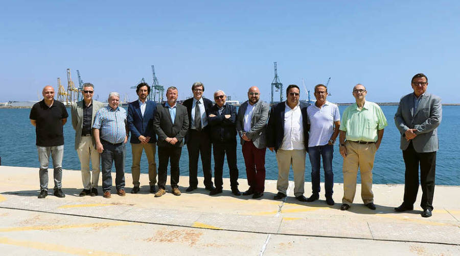 Los alcaldes durante su visita a las instalaciones portuarias de Sagunto, acompa&ntilde;ados por Aurelio Mart&iacute;nez y N&eacute;stor Mart&iacute;nez.