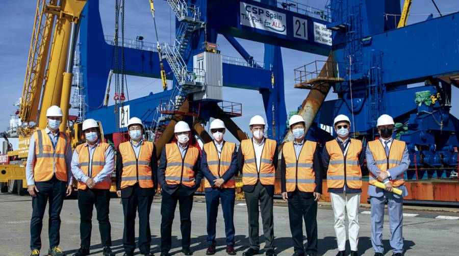 Desde la izquierda: Ignacio Cambr&oacute;n (director t&eacute;cnico de CSP Iberian Valencia Terminal), Eduardo Orellana (production manager de CSP Iberian Valencia Terminal), Xu Maobing, Manuel Guerra (subdirector general de la APV), El&iacute;as Garc&iacute;a (COO de CSP Spain), Aurelio Mart&iacute;nez (presidente de la APV) , Ken Chan (CEO de CSP Spain), Javier Cubas (office manager &amp; global key accounts manager de COSCO Shipping Lines) y Paco Medina (director de Operaciones en COSCO Shipping Lines).