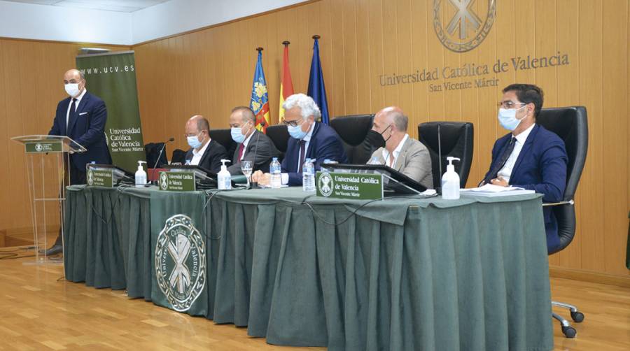 Mesa redonda de expertos. Desde la izquierda: Miguel Rocher, managing director de Operplus (Grupo Alonso); Jorge Alonso, presidente de Grupo Alonso; Jos&eacute; &Aacute;ngel Mart&iacute;nez, director de Transportes de Reale Seguros; Rafael Real, socio director de Tractio Risk; Pedro S&aacute;ez, director general de Eurovet y Carlos Salinas, socio fundador de MA Abogados.