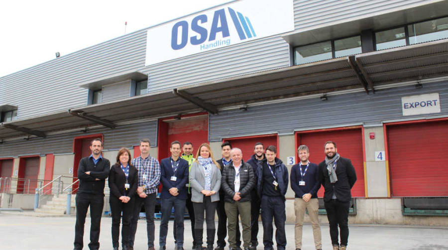 Parte del equipo de OSA Handling, en las instalaciones de la compa&ntilde;&iacute;a en el Aeropuerto de Barcelona. Foto E. Garc&iacute;a.