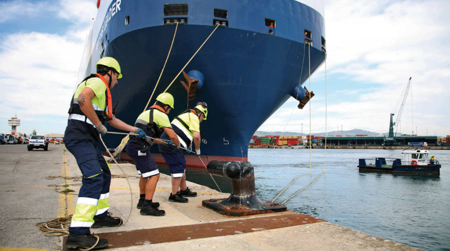 Los amarradores del Puerto de Barcelona presentaron ayer el preaviso de huelga. Foto J.J.M.