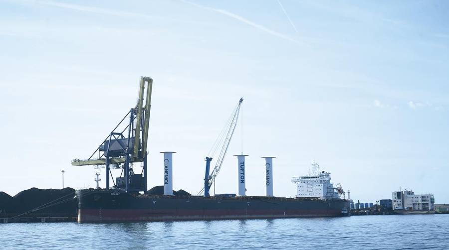 El barco “TR Lady” estará atracado hasta hoy en el Moll de Cataluña.