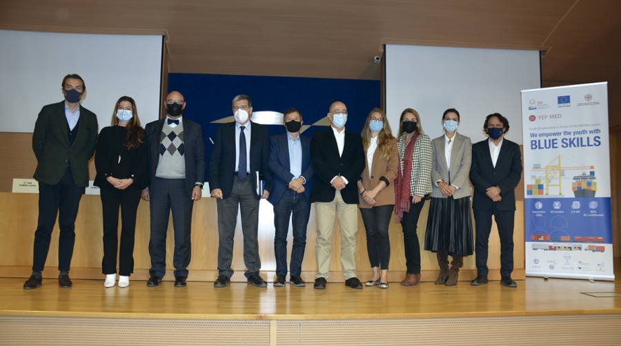 Representantes de la administraci&oacute;n, la APV, Fundaci&oacute;n Valenciaport y comunidad portuaria durante la jornada sobre FP celebrada ayer en el puerto de Valencia. Foto: Ra&uacute;l T&aacute;rrega.