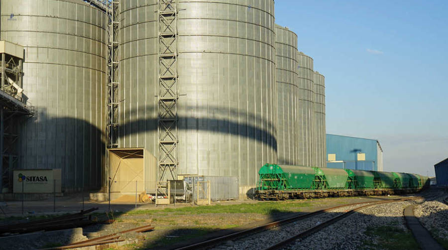 Tren que transporta productos agroalimentarios entre el Puerto de Tarragona y la Terminal Intermodal de Monz&oacute;n.