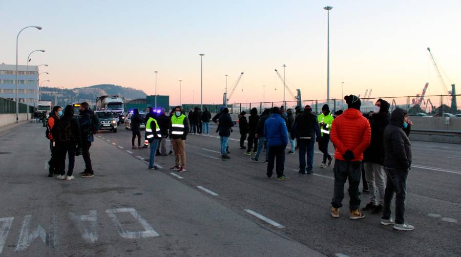 Sindicatos y patronal de amarre acudirán mañana a mediación en Barcelona