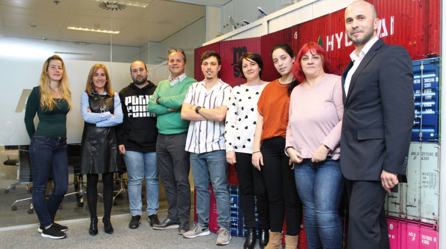 Equipo de la delegaci&oacute;n barcelonesa de AM Cargo en sus oficinas del Centro de Carga A&eacute;rea del Prat. Foto JC. Sarmentero.