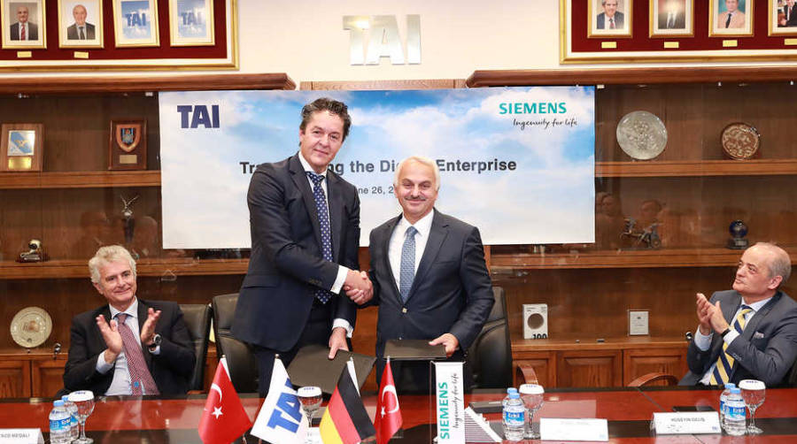 Un momento de la firma del acuerdo entre TAI y Siemens.