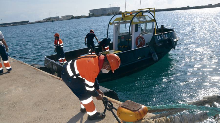 Los trabajadores de Amarradores del Puerto de Sagunto mantienen las movilizaciones. Foto: Ra&uacute;l T&aacute;rrega.