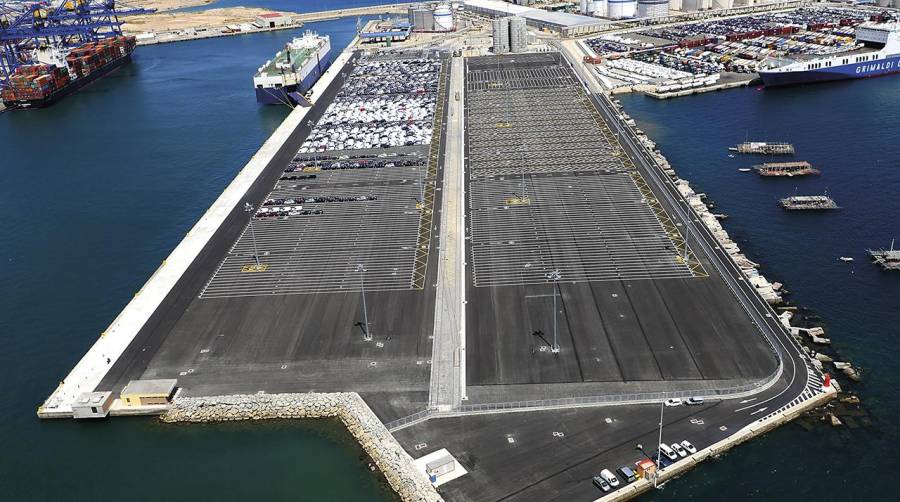 Invercrea estudiará la implantación de un silo de vehículos en el muelle de la Xitá del Puerto de Valencia